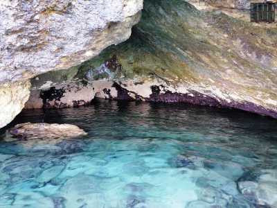 Qui la roccia con sfumature che vanno dal verdone al viola si riflette sull�acqua cristallina e limpidissima